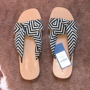NWT Universal Threads Women’s sandals size Stylish Black and Tan Women's Sandals